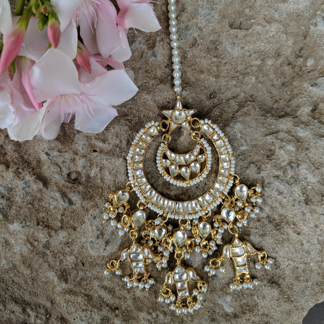  Kundan stones and beautiful pearls outlines,