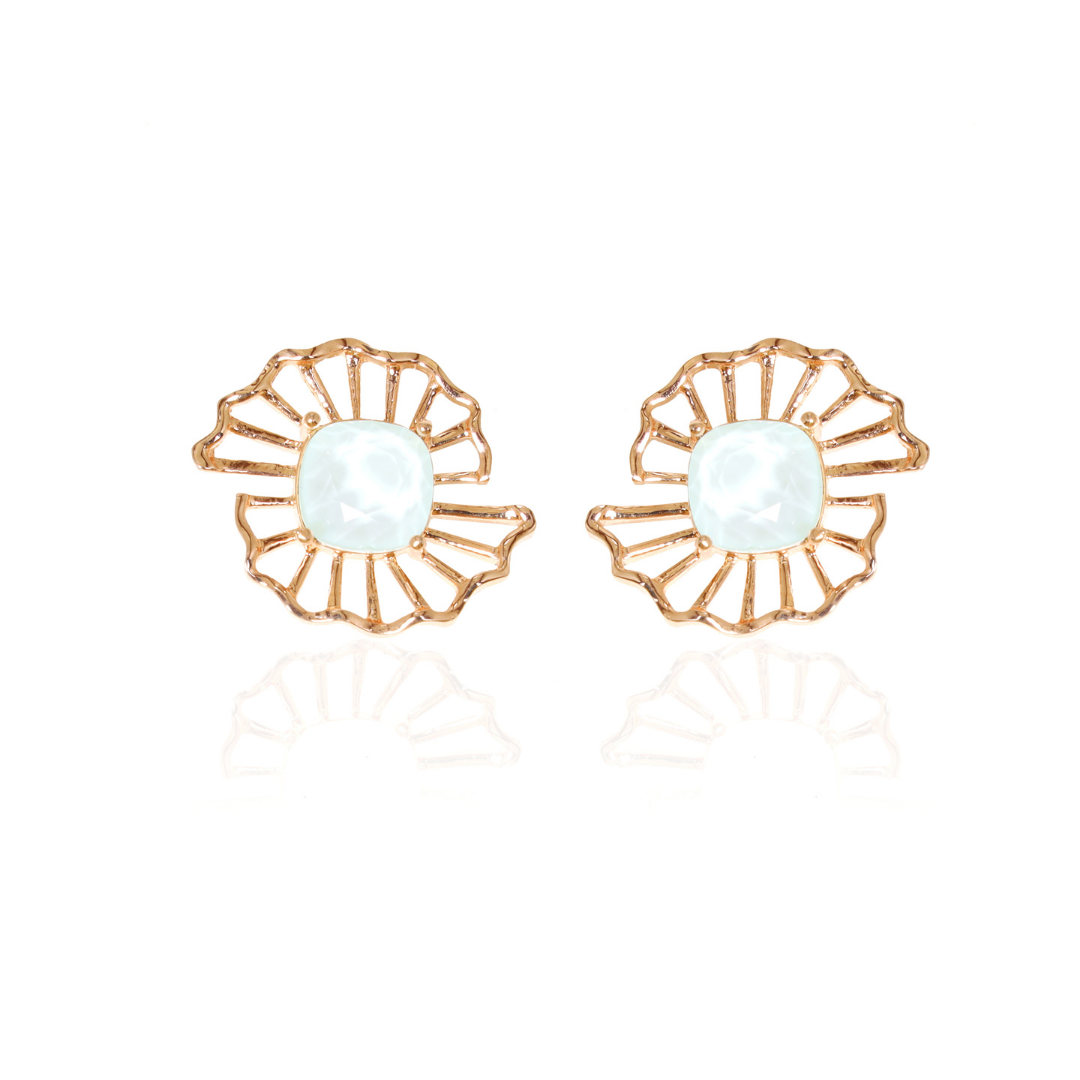 If minimal chic is your style then look no further, we have a perfect pair of ear studs for you.