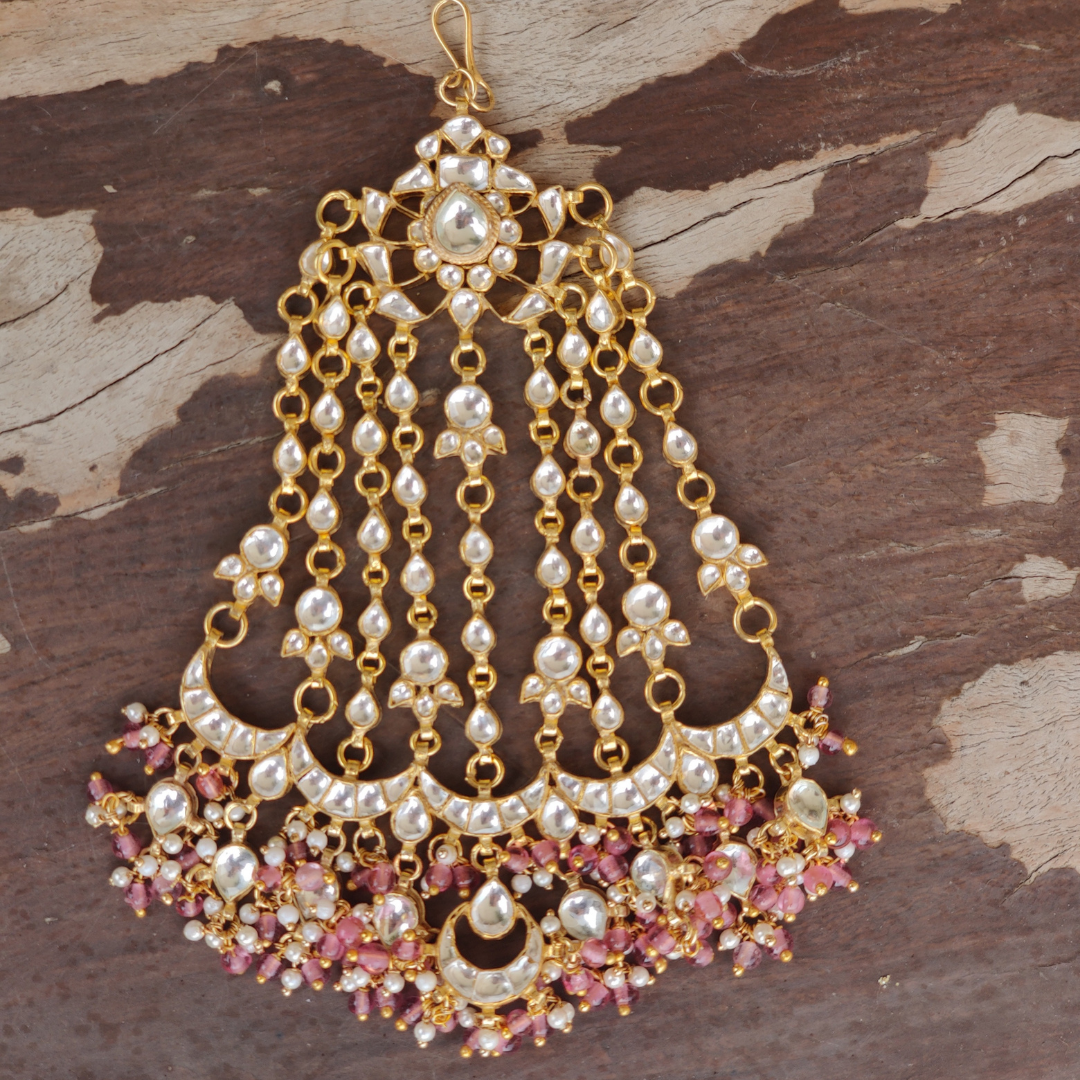 versatile Passa designed with kundan and delicate pink pearls